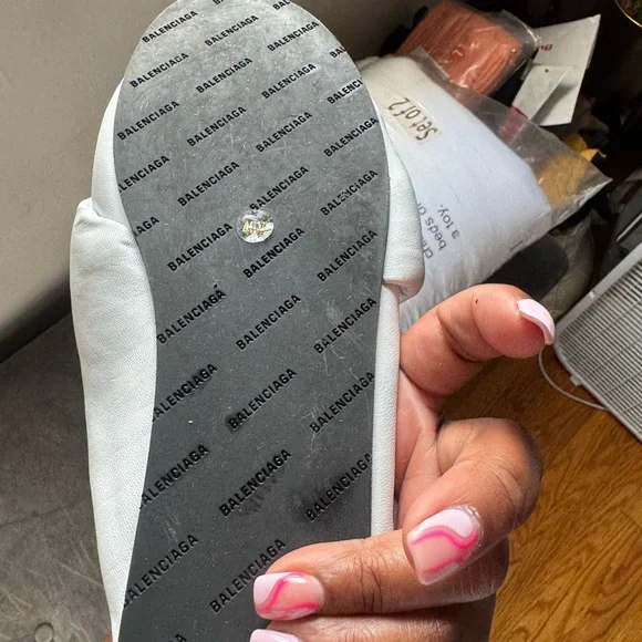 Balenciaga Ivory Gift Box - Picture 8 of 12